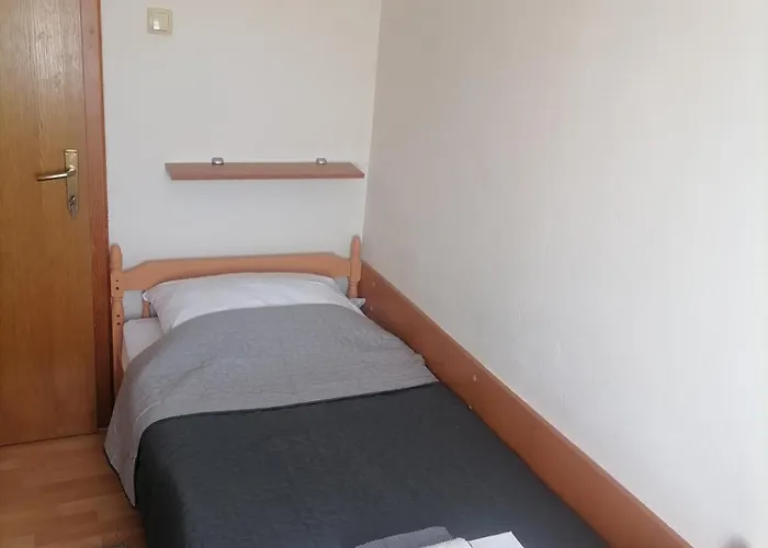 Alojamento de Acomodação e Pequeno-almoço Jelena 2*